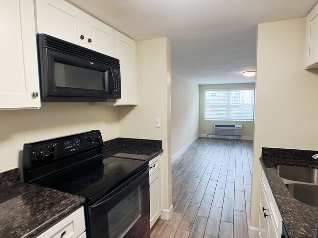 Foto del edificio - Margaret's Manor - 2 Bedroom, 1 Bathroom in Sorority Row