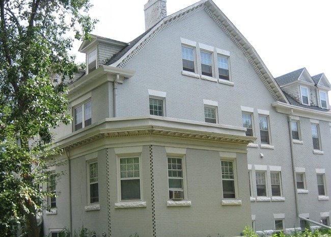 Building Photo - 2118 Pillsbury Ave S