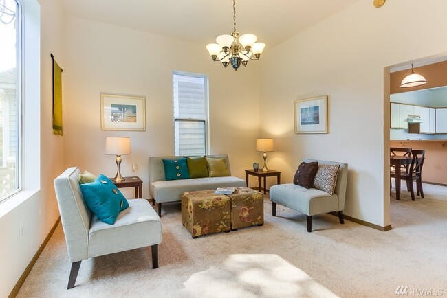 Entryway Living Area - 535 29th Ave S