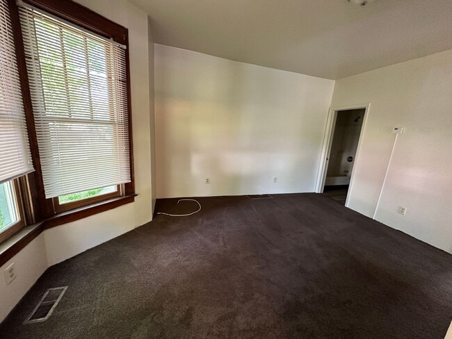 Building Photo - Affordable Lower Unit Close to Downtown