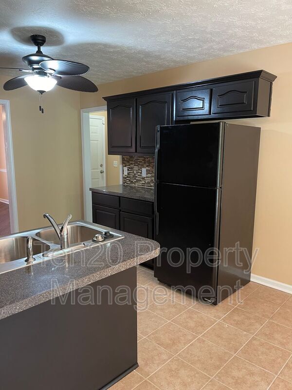 Foto del edificio - 817 Baycreek Ct