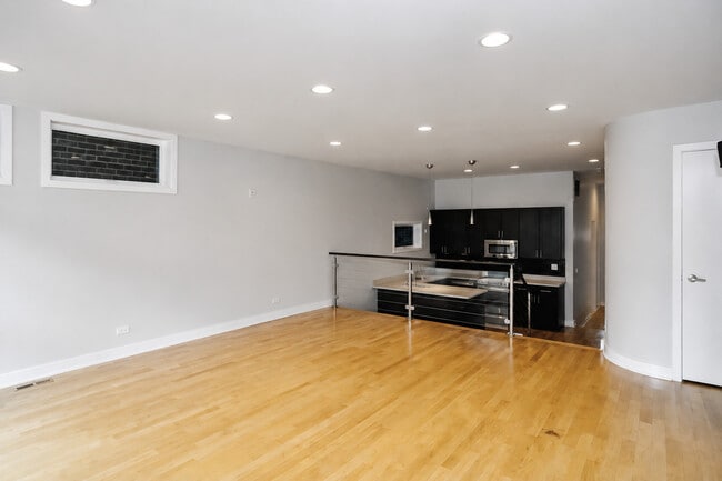 Building Photo - 813 N May St