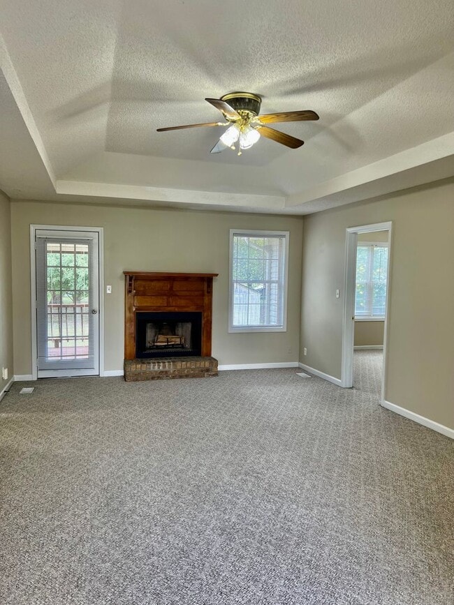 Building Photo - AVAILABLE NOW! 3 Bedroom Home Available of...
