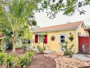 Building Photo - 303 N Lakeside Dr