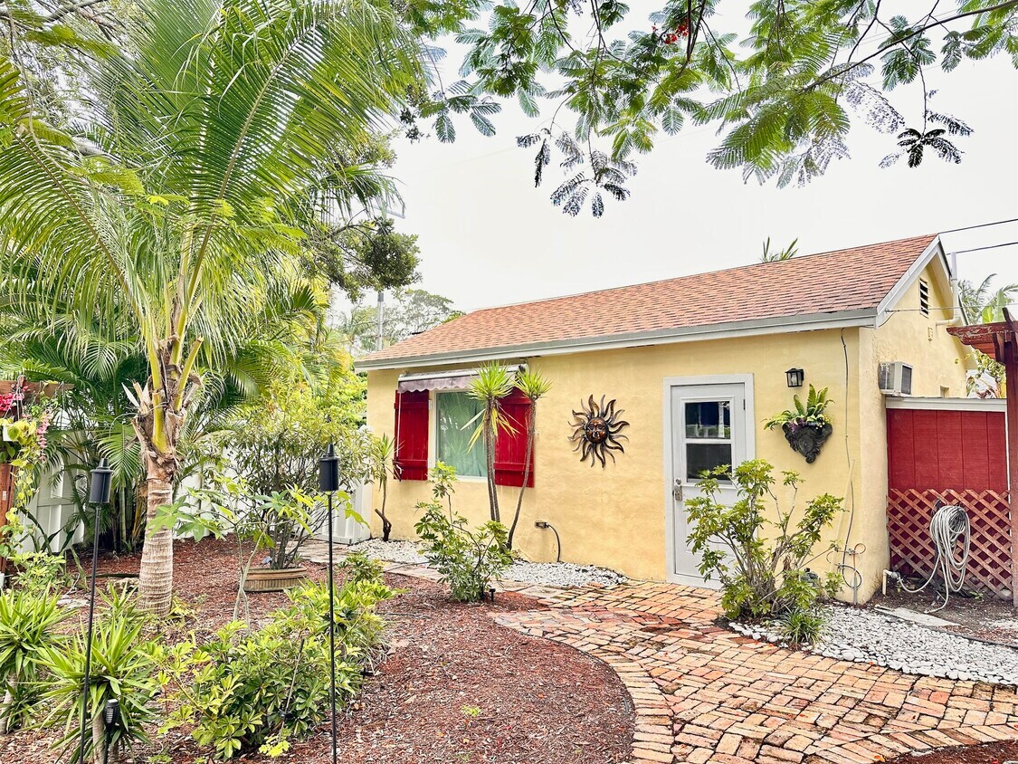 Primary Photo - 303 N Lakeside Dr