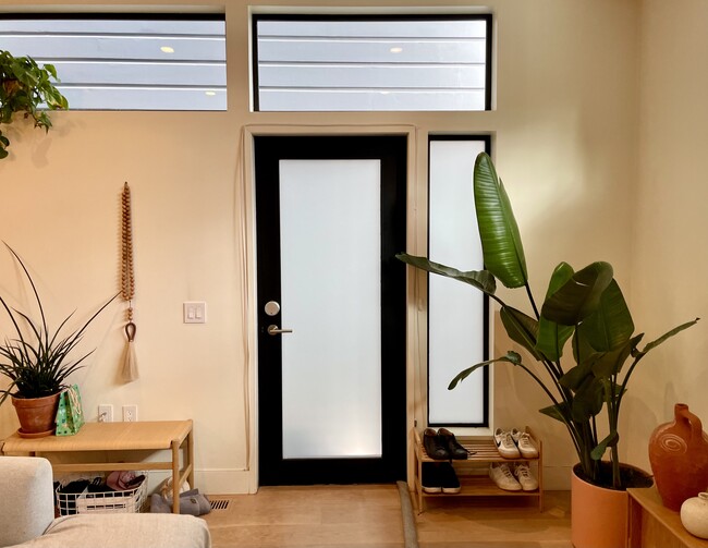 Building Photo - 1432 Grove St