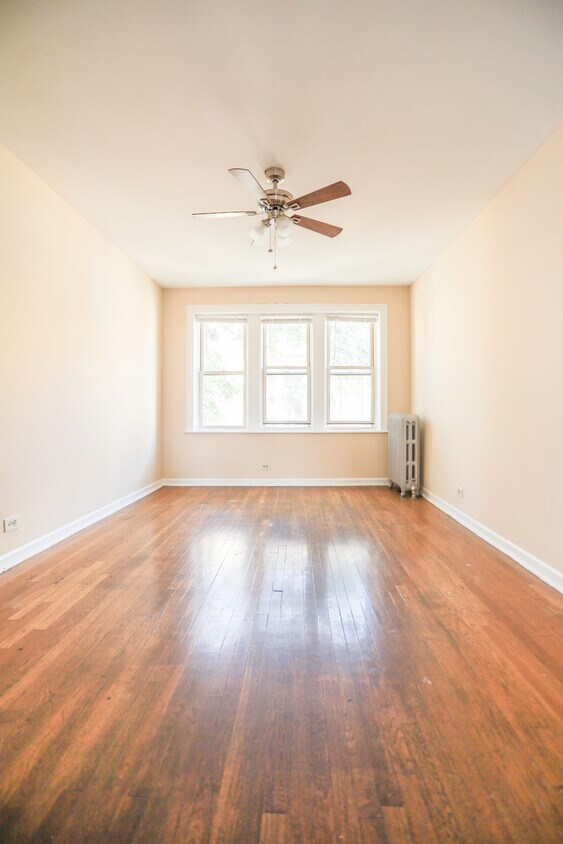 Foto principal - 4722 W Addison St
