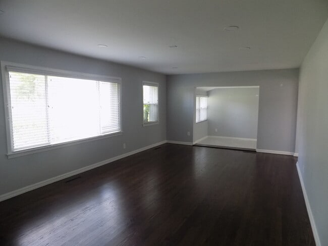 Foto del edificio - Nice Updated 4 bedroom house with first floor primary bedroom/Bathroom