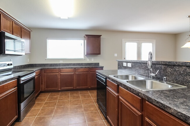 Building Photo - 2033 Pine Knot Dr