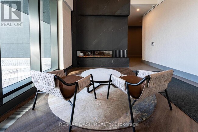 Photo du bâtiment - 1007 The Queensway