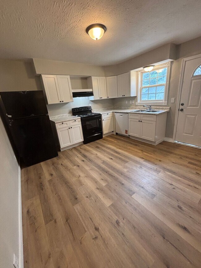 Building Photo - Newly Renovated 2 Bed 1 Bath Apt Move In Special!!