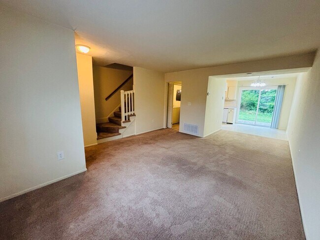 Building Photo - 2 Bedroom, 1.5 Bath Townhouse