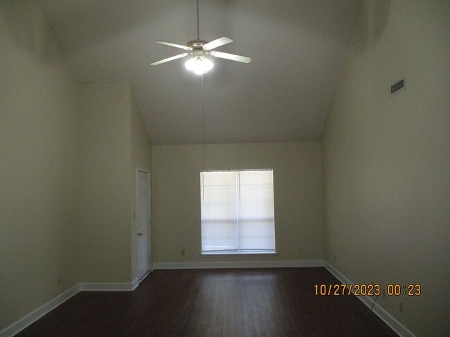Building Photo - Bedford Ct., 2228-B