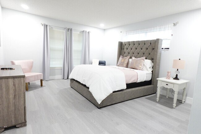 Building Photo - 9740 Pecan Tree Dr