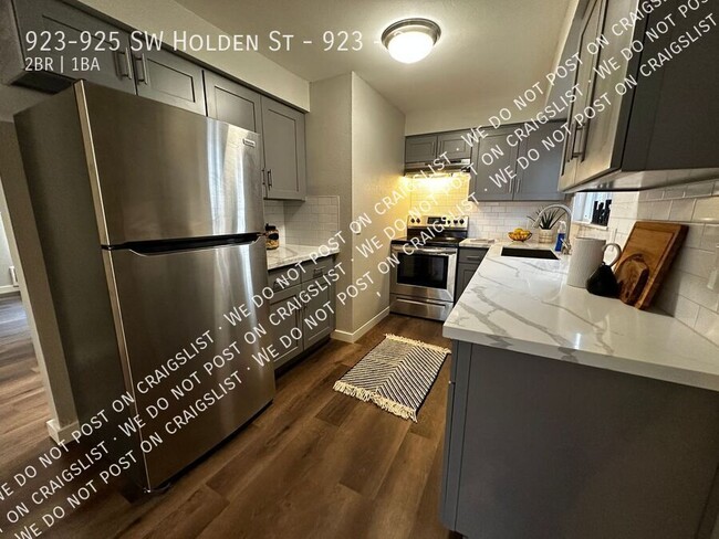 Building Photo - West Seattle - Renovated 2 Bedroom / 1 Bat...