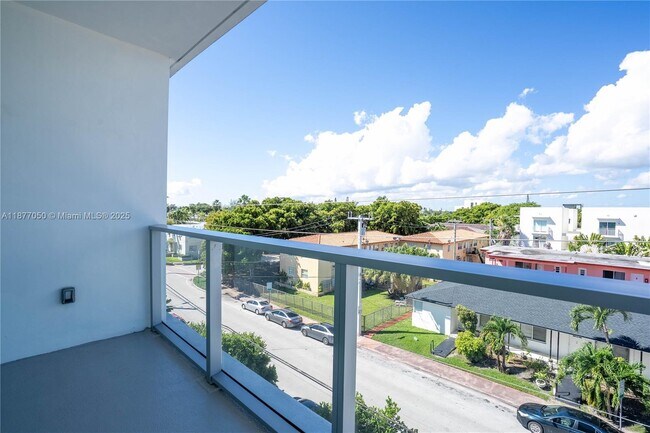 Foto del edificio - 8425 Crespi Blvd