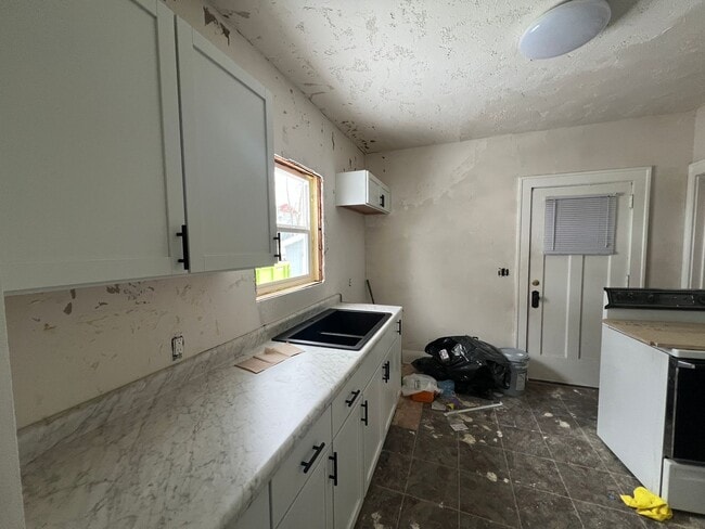 Foto del edificio - Click the “Apply Now” button or email wapmrentals@gmail.com for a prompt response.