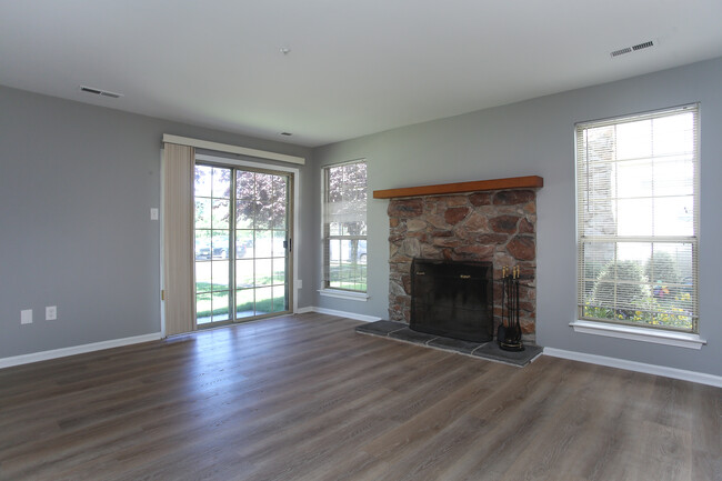 Livingroom w/fireplace - 609 Remington Ct