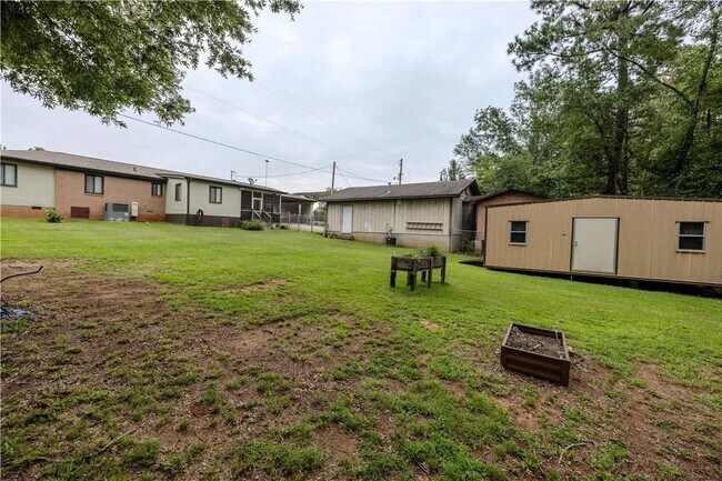 Foto del edificio - 3 Bedroom Home w/ Workshop and Fenced Yard