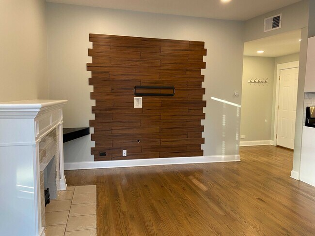 Building Photo - 856 W Montrose Ave