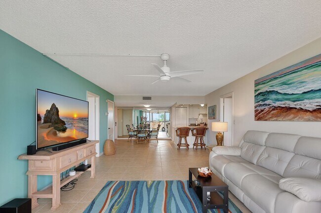 Foto del edificio - For Annual Rent 2 Bedroom 2 Bath Updated Beach Condo