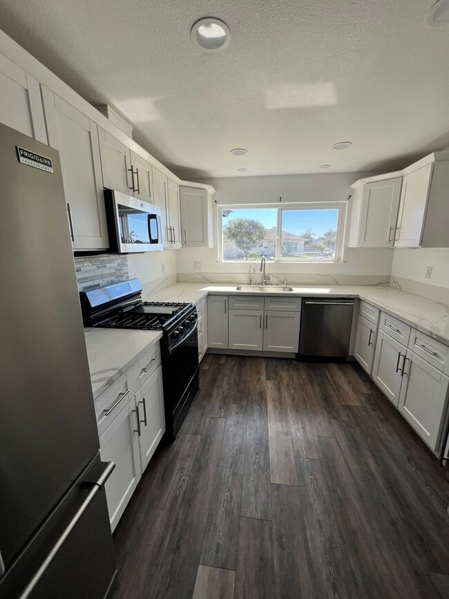 Building Photo - Oxnard - Four bedroom, two bathroom, singl...
