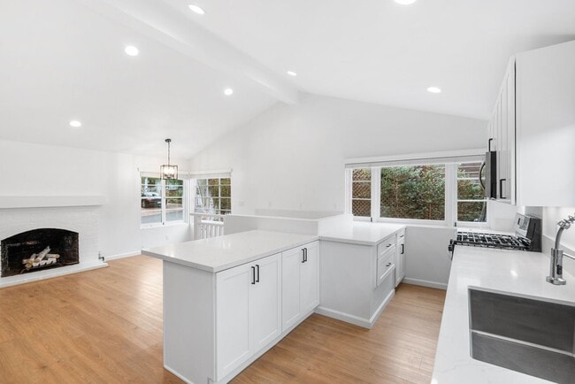 Building Photo - Lombardy Lane Triplex