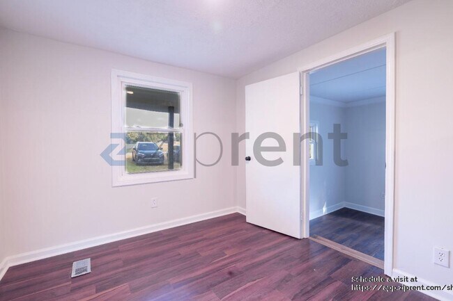 Foto del edificio - 7056 Old Railroad Bed Rd