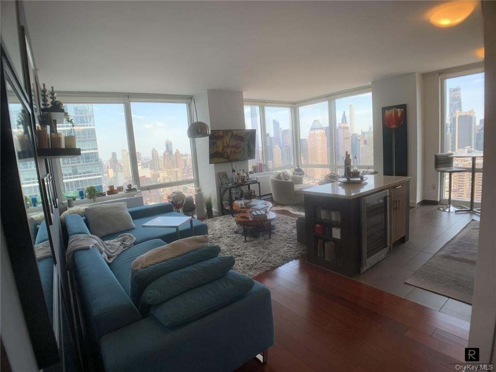 Foto principal - 610-620 W 42nd St