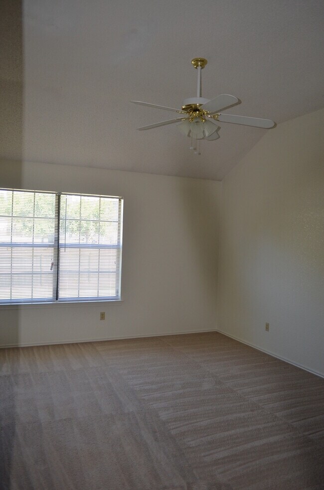 Building Photo - 2521 Creek Dr