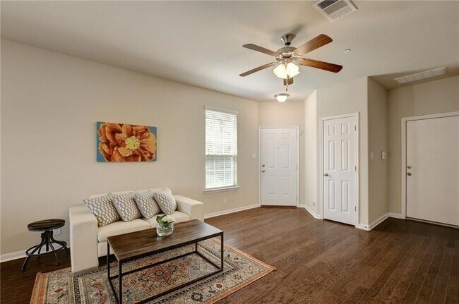 Building Photo - 9201 Brodie Ln