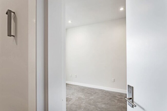 Building Photo - Beautiful 2 bedroom in SOMA with Private P...