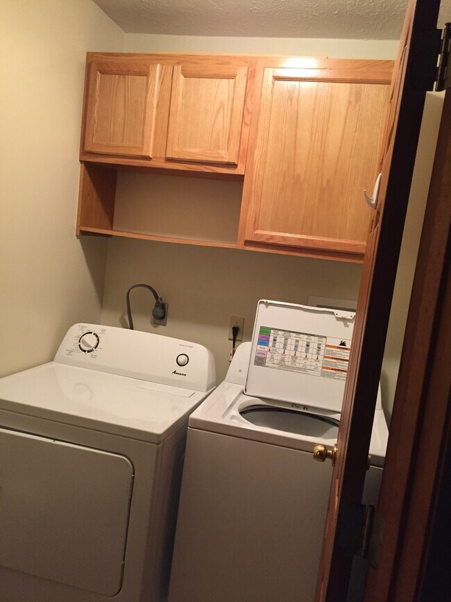 Laundry - 674 Greenbriar Ct