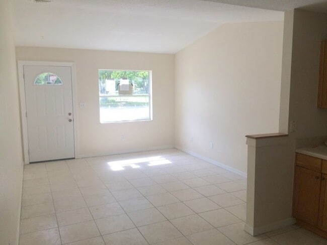 Building Photo - Conveniently Located 3BR/1BA Dade City Triplex NO APPLICATION FEE!