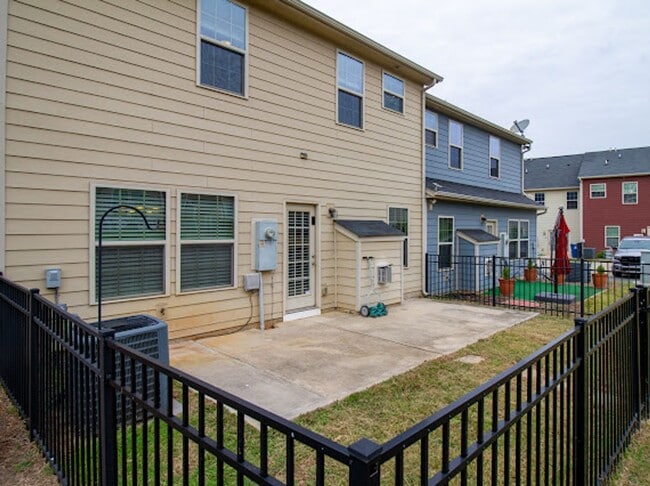 Building Photo - Minutes from Uptown!