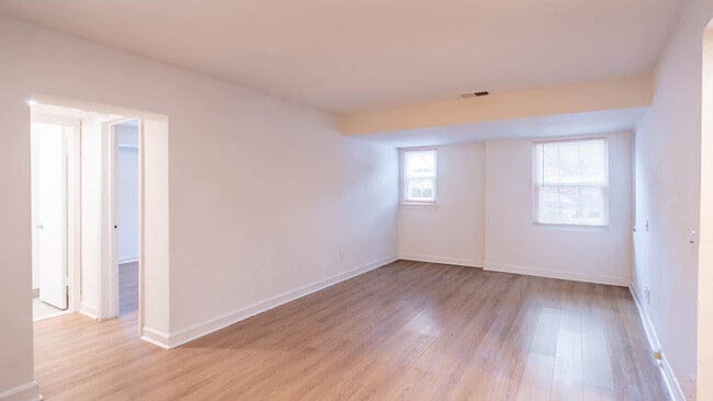 Sala de estar con suelo de superficie dura - Sheffield Court