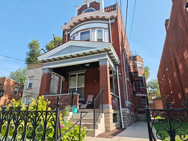 Building Photo - 836 York St