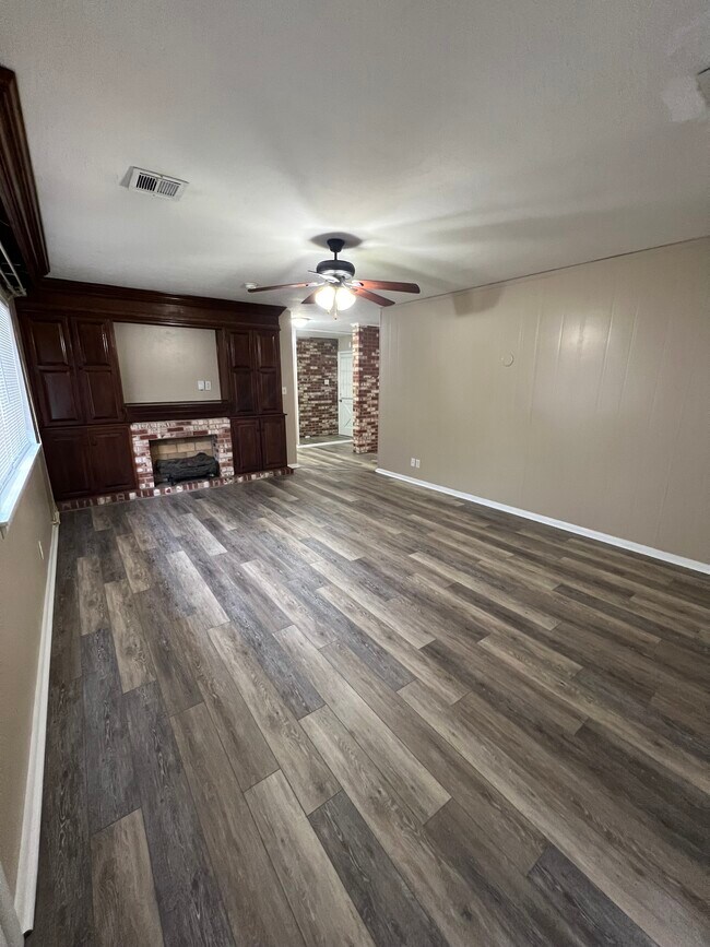 Building Photo - 652 SE Elmhurst Ave