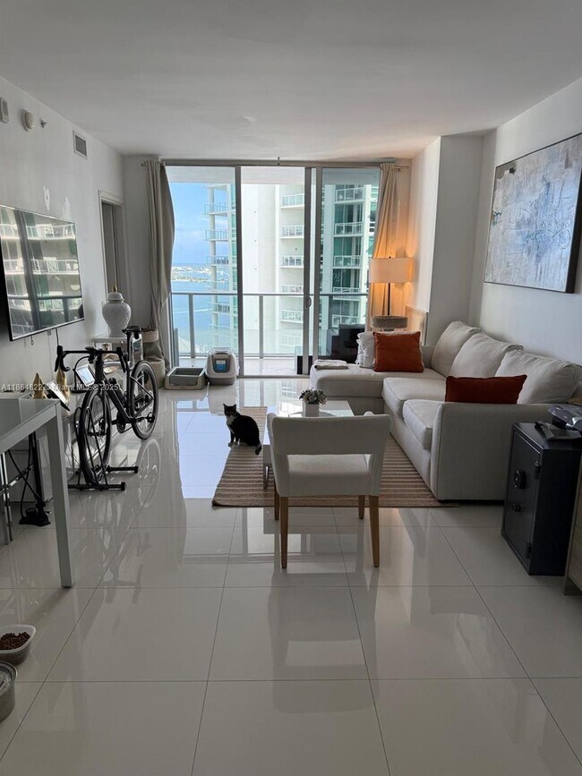 Building Photo - 1300 Brickell Bay Dr