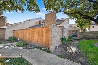 Building Photo - 13925 Hollowgreen Dr