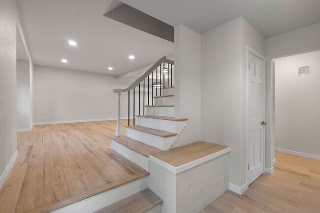 Building Photo - 4 Bedroom completely remodeled home in For...