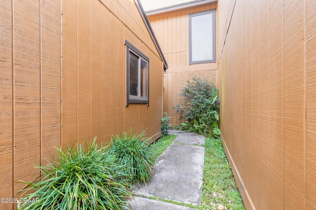 Building Photo - 120 Lakewood Village Cir