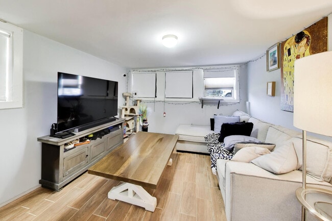Foto del edificio - 5057 W Dakin St