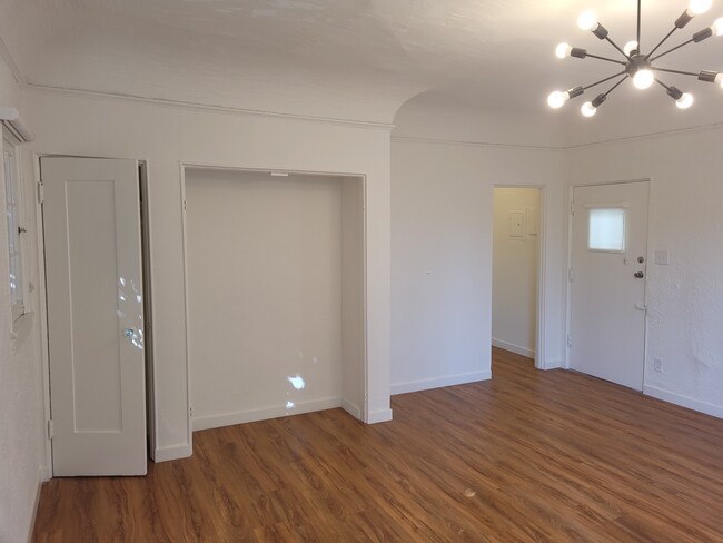 Living room - closet and nook - 2040 Argyle Ave