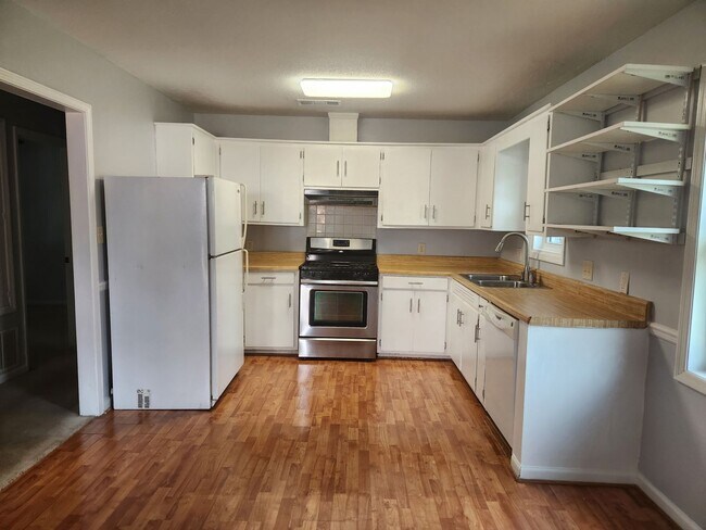 Building Photo - North Columbus 3 Bedroom 1.5 Bath - Carpor...