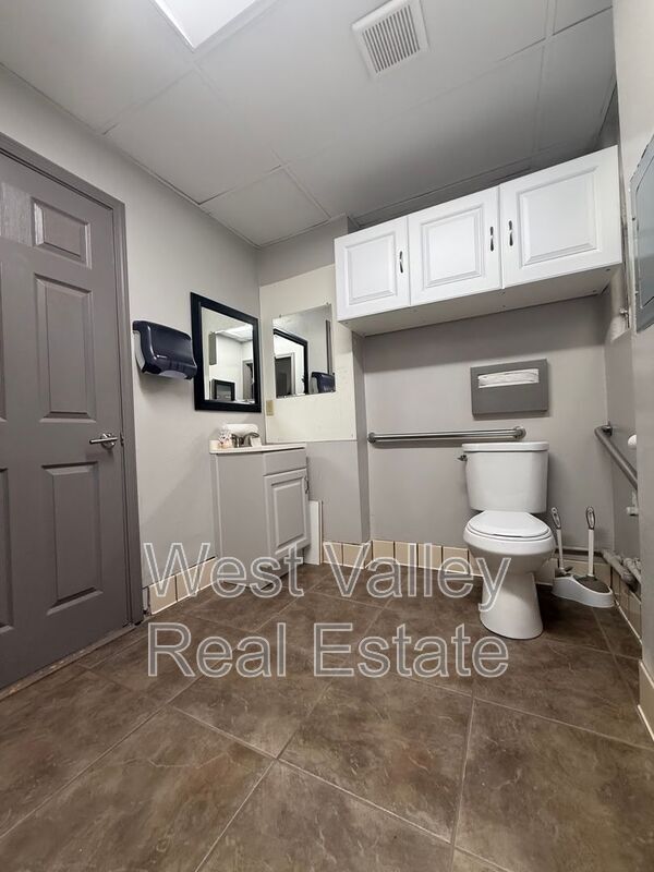 Building Photo - 518 Center St