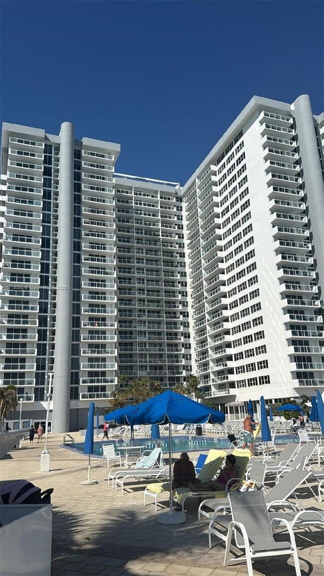 Building Photo - 2030 S Ocean Dr