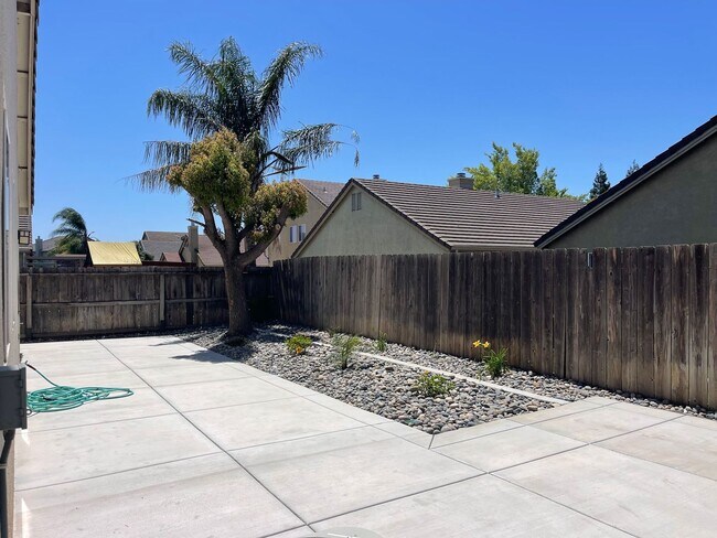 Building Photo - Ideal 4br/2ba single story with chefs kitchen