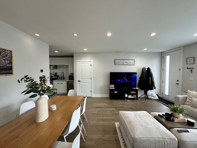 Foto del edificio - 4222 N Bernard St
