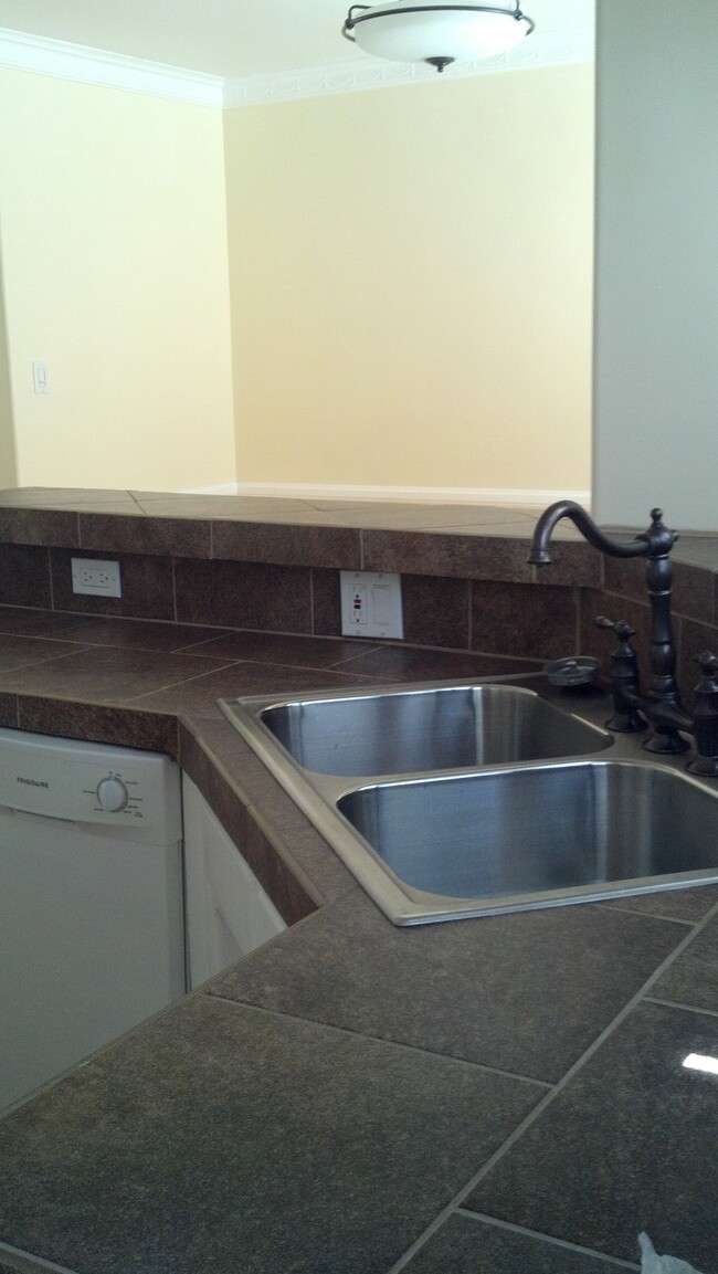 Beautiful counter tops - 2371 Kerwood Ave